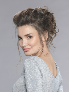 Model draagt het Sherry haarstuk van Ellen Wille – zachte korte krullen met natuurlijk volume.