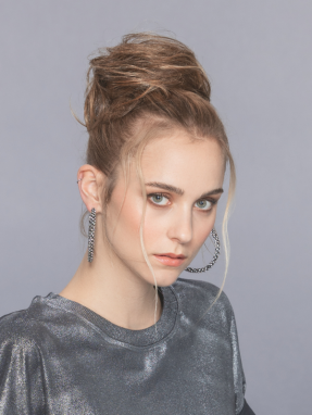 Vrouw draagt het Cassis haarstuk van Ellen Wille – volumineuze knot in warme bruintint, stijlvol opgestoken met natuurlijke look.