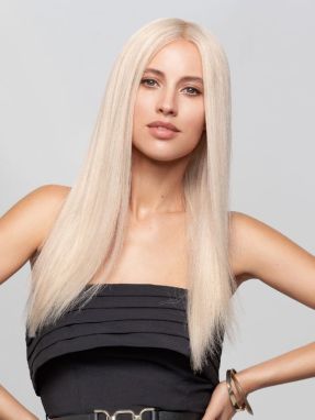 model met lang steil blond human hair haarwerk HH Remy Beso van Gisela Mayer, gladde afwerking en middenscheiding, frontaanzicht