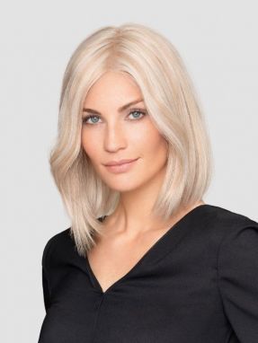 Vrouw draagt een haarwerk in een blonde kleur