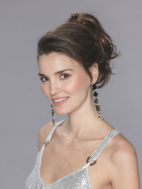 Vrouw draagt het Frappe haarstuk van Ellen Wille – speelse korte paardenstaart met losse krullen, bevestigd met een compacte butterfly-clip.