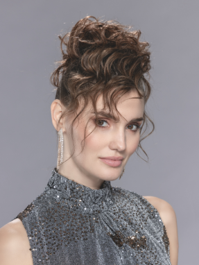 
Vrouw draagt het Ice scrunchie haarstuk van Ellen Wille – volumineuze knot met zachte, losse krullen.