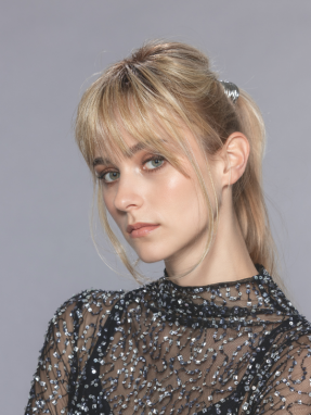 Model draagt de Lemon II pony topper van Ellen Wille – glanzende pony met zijkanten, strak ingeklikt voor natuurlijk volume.