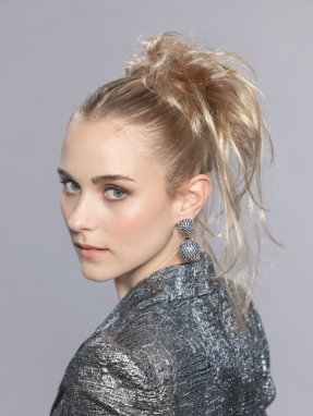 Ouzo scrunchie in knot – speelse look met rechte lange plukken en lossere bovenop.