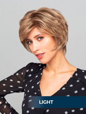 Vrouw draagt een haarwerk