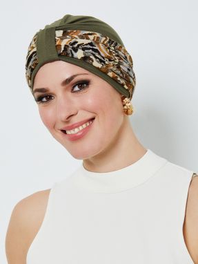 Vrouw met een turban met een band eromheen met print van Gisela Mayer