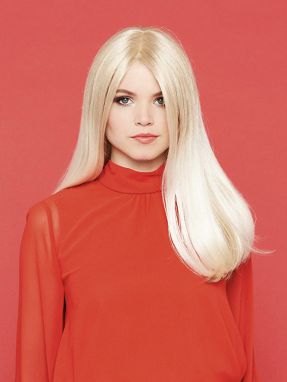 Vrouw draagt een lang blond haarwerk van Gisela Mayer