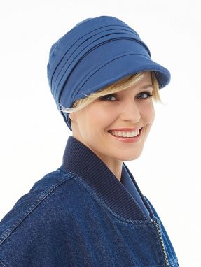 Vrouw draagt een blauwe cap