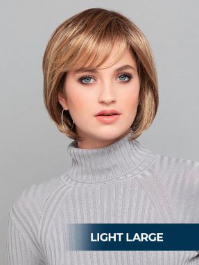 Vrouw draagt een haarwerk met een langere bob in een blonde kleur