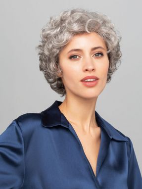Vrouw draagt het haarwerk Charme uit de Style Book collectie van Gisela Mayer 