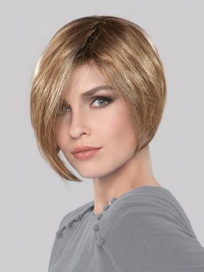 Vrouw draagt de Corelli uit de Stimulate Volumizer collectie van Ellen Wille in een blonde tint