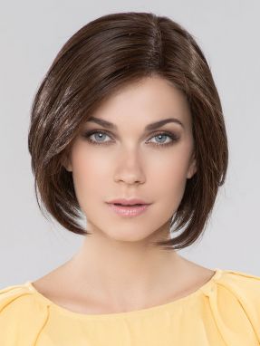 Vrouw met haarstuk Dali van Ellen Wille van Remy Human Hair in een bruine kleur