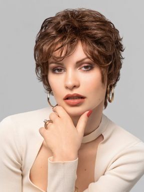 Vrouw draagt het haarwerk Doro uit de Style Book collectie van Gisela Mayer