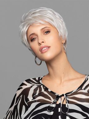 Vrouw draagt een kort haarwerk in een grijze kleur