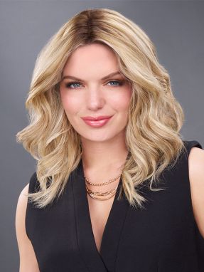 Vrouw draagt de EasiPart Medium 12'' van Jon Renau uit de Topper Expansion Human Hair collectie