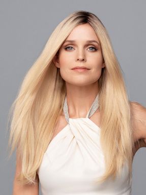 Vrouw draagt een lang haarwerk in een blonde tint