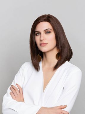 Vrouw draagt een half lang haarwerk van Gisela Mayer
