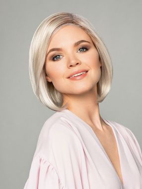 Vrouw draagt een pruik met een mooie bob