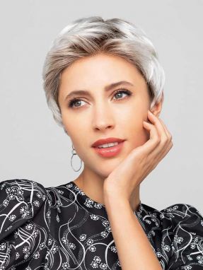 Vrouw met korte blonde damespruik met volume 