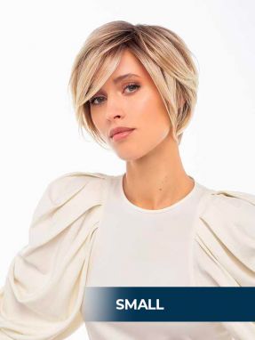 Vrouw draagt het haarwerk HI Flirt Small van Gisela Mayer uit de Small & Large collectie