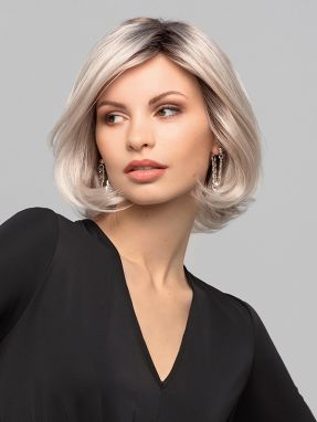 Vrouw draagt een kort haarwerk in een blonde kleur