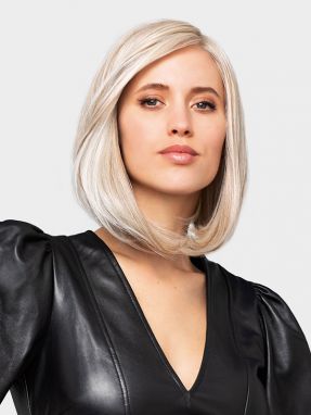 Vrouw draagt een mooi halflang haarwerk in een blonde tint