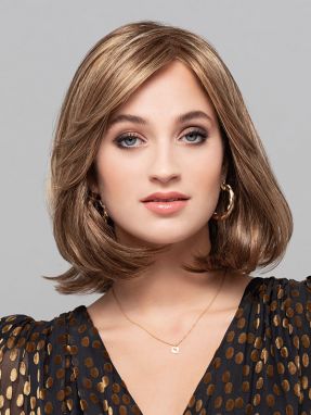 Vrouw draagt een topper in een blonde tint