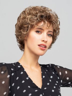 Vrouw draagt het haarwerk Long Classic Lady uit de Style Book collectie van Gisela Mayer
