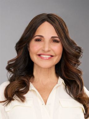 Vrouw draagt de Lucille uit de Cheveux Femme Professionel collectie van Jon Renau