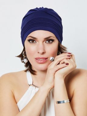 Vrouw draagt een donkerblauwe, marineblauw, navy turban van Gisela Mayer