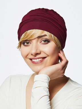 Vrouw draagt een basic turban in een rode kleur