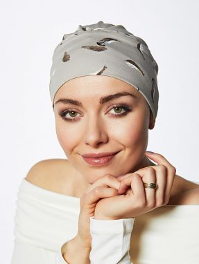 Vrouw draagt een basic mutsje met een print van Gisela Mayer