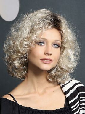 Vrouw draagt een krullend haarwerk in een lichte kleur