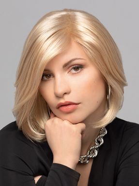 Vrouw draagt een mooie bob in een blonde kleur