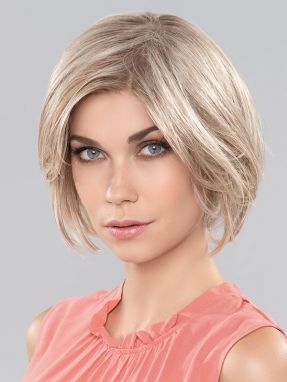 Vrouw draagt het haarstuk Munch van Ellen Wille in blonde kleur