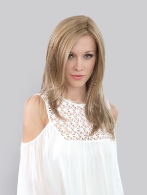 Vrouw draagt de Munch Long van Ellen Wille in een blonde kleur uit de Stimulate collectie