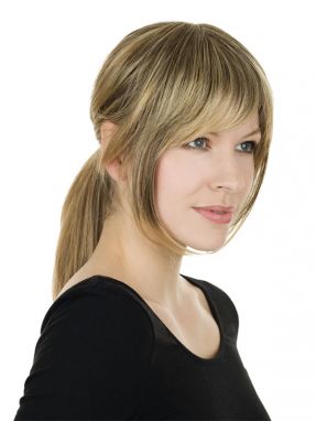 Vrouw draagt een haarstuk met een pony