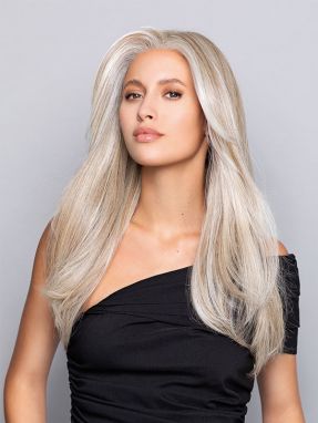 Vrouw draagt het lange haarwerk in een blonde kleur