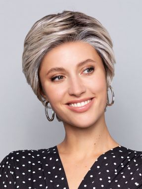 Vrouw draagt het korte haarwerk Flirt Mono Lace