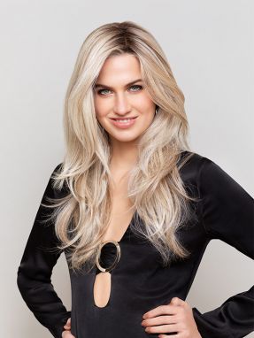 Vrouw draagt het lange haarwerk Nature Mono Long Lace