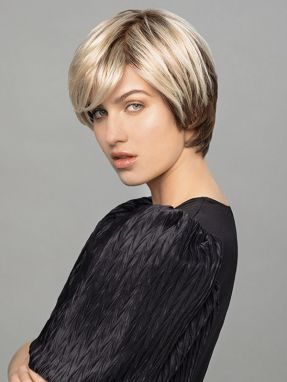 Vrouw draagt de New Hawaii van Gisela Mayer in een blonde kleur