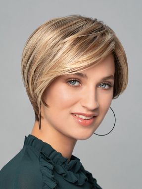 Vrouw draagt een blond haarwerk met een mooie lok