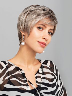 Vrouw draagt het haarwerk New Cool van Gisela Mayer uit de Style Book collectie