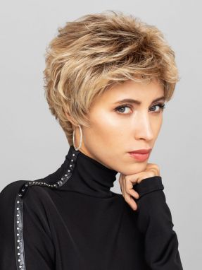 Vrouw draagt het haarwerk New Lifestyle van Gisela Mayer uit de Style Book collectie