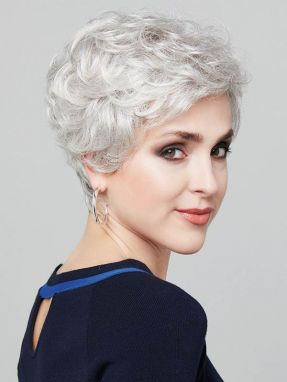 Vrouw draagt het haarwerk New Sophia Mono uit de Style Book collectie van Gisela Mayer