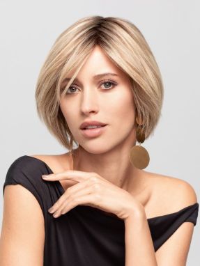 Vrouw draagt een blond haarwerk van Gisela Mayer