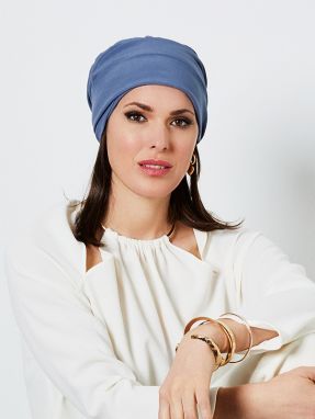 Turban in blauw gedragen door een vrouw