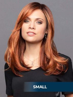 Vrouw draagt een lang haarwerk in een rode kleur