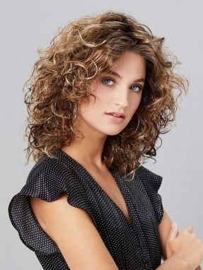 Vrouw draagt een haarwerk met volumineuze krullen