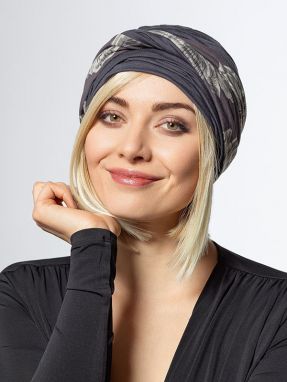 Vrouw draagt een mutsje in een grijze kleur van Gisela Mayer